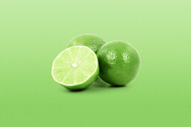 Limetten auf grünem Hintergrund