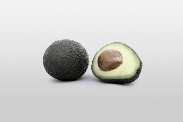 Avocados auf grauem Hintergrund